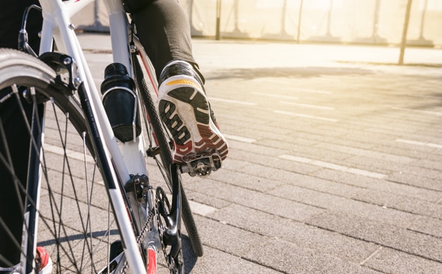 pe de ciclista masculino no pedal da bicicleta andar de bicicleta ao ar livre 23 2148038378